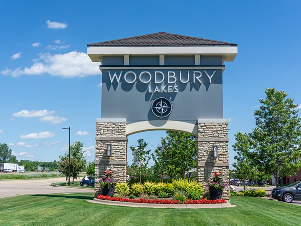 Retail - Woodbury Lakes - Pylon Sign 1200x900